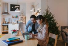 https media gettyimages com id photo japanese man and woman doing christmas online shopping at home.jpg